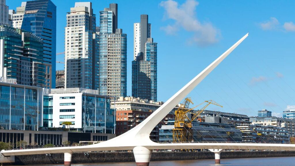 Capital sul-americana famosa por sua arquitetura europeia impressiona com seu charme gastronômico