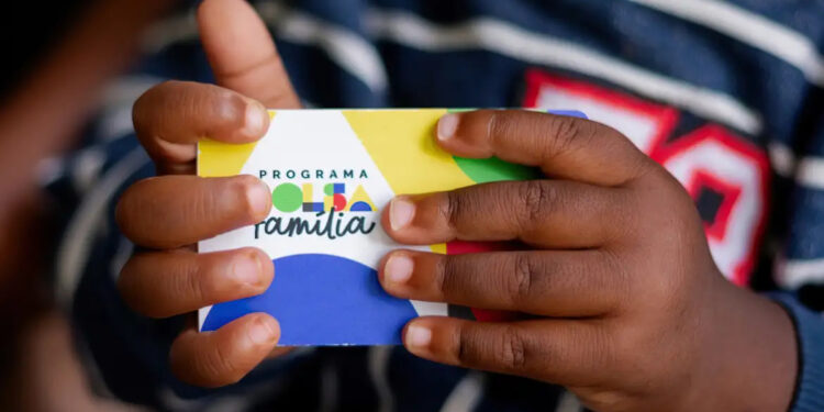 Quando o Bolsa Família para de cair na conta quer dizer que está atrasado ou bloqueado?