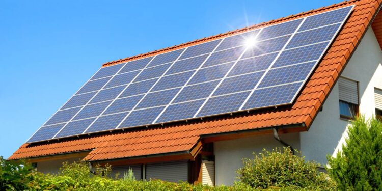 Saiba como é investir em placas solares em casa em 2026 com a taxação na energia solar