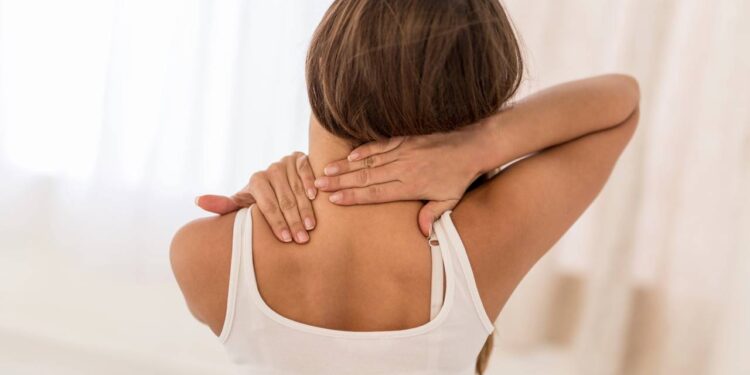 O “botão do alívio” escondido no pescoço que alivia a ansiedade depois do trabalho, segundo a fisioterapia