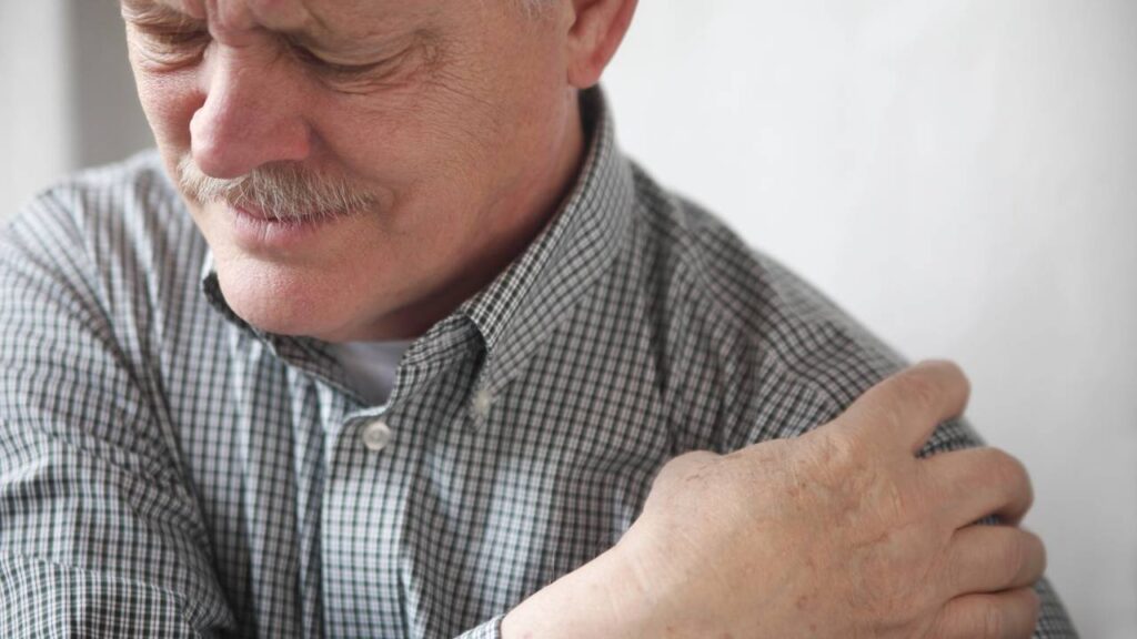 Exercícios para fortalecer os ombros e evitar lesões no dia a dia