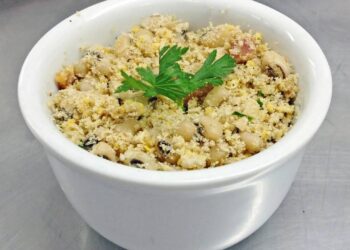 Farofa natalina feita em 10 minutos acompanha qualquer prato