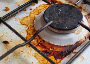 Pare de esfregar! Esta mistura caseira tira a gordura queimada do fogão sem esforço