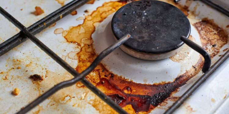 Pare de esfregar! Esta mistura caseira tira a gordura queimada do fogão sem esforço
