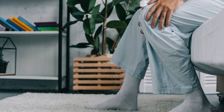 Joelho estalando ao acordar? 4 movimentos para lubrificar as articulações, segundo fisioterapeutas