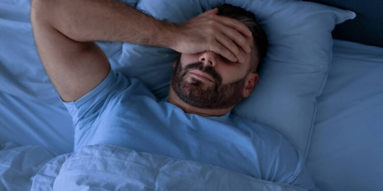 Hábitos simples ajudam a reduzir a insônia, mas quando ela é persistente pode indicar distúrbios do sono e exigir avaliação profissional