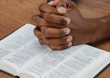 Se a vida parece difícil, a Bíblia deixa três versículos que transformam a sua forma de enxergar