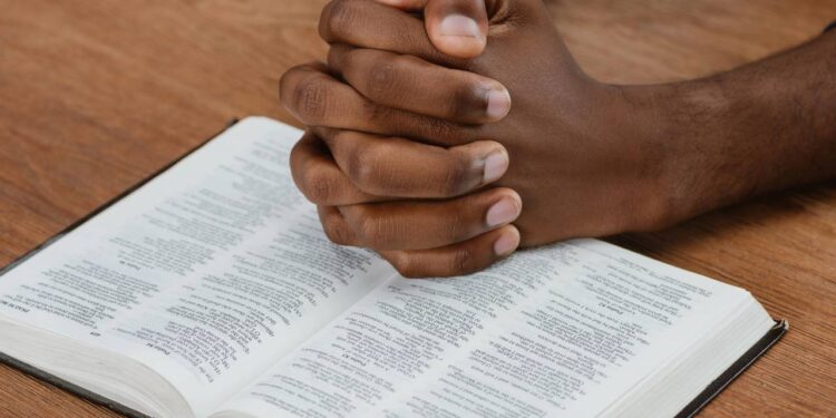 Se a vida parece difícil, a Bíblia deixa três versículos que transformam a sua forma de enxergar