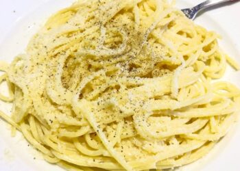 Macarrão ao alho e óleo pode ficar mais saboroso com técnica simples que controla o ponto do alho e equilibra óleo