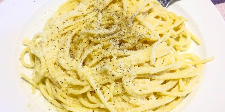 Macarrão ao alho e óleo pode ficar mais saboroso com técnica simples que controla o ponto do alho e equilibra óleo