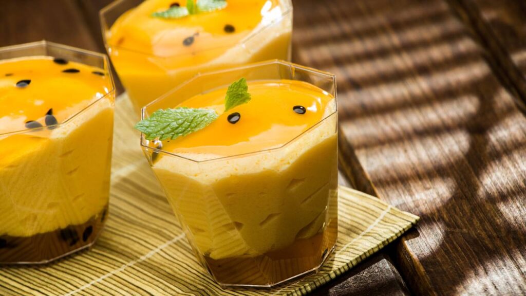 Aprenda a fazer um cremoso mousse de maracujá em menos de 30 minutos