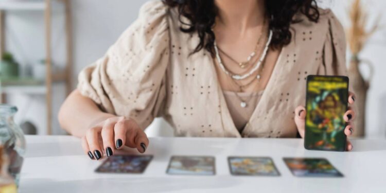 Quando o tarô surpreende: interpretações para cartas fora do esperado