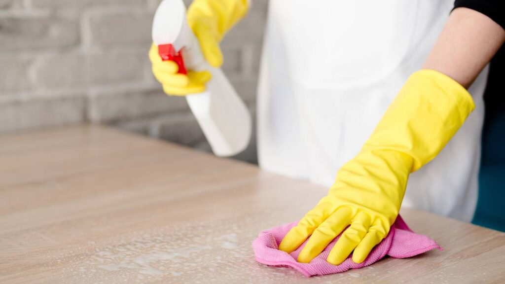 Nem lustra-móveis, nem óleo de peroba: truque com item de maquiagem que deixa madeira brilhando