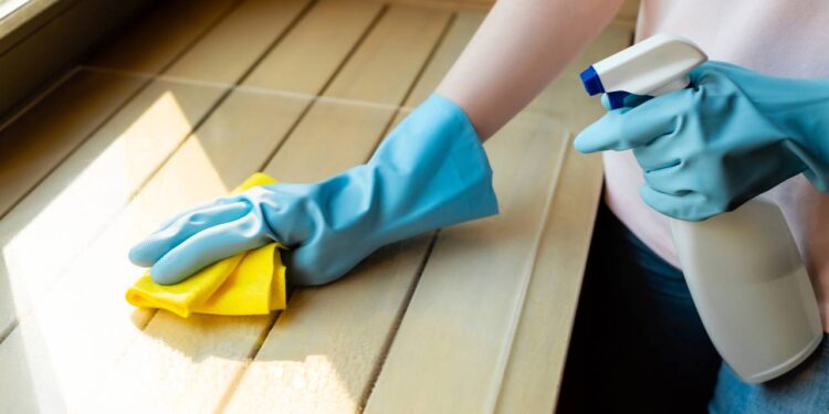 Nem lustra-móveis, nem óleo de peroba: truque com item de maquiagem que deixa madeira brilhando