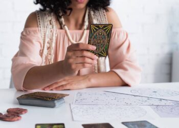 Como usar o tarô para ter dicas sobre finanças e carreira