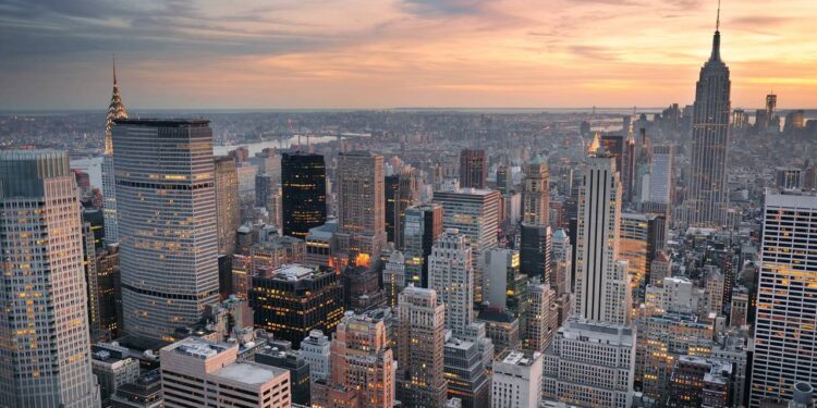 Cidade com arranha-céus imponentes e cultura diversificada surpreende turistas em cada esquina