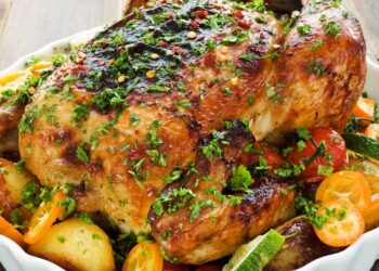 O melhor frango assado com ervas e limão para fazer no almoço de domingo