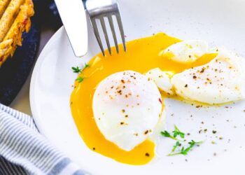 Sem sujar panela, faça ovo pochê em apenas 3 minutos no micro-ondas