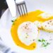Sem sujar panela, faça ovo pochê em apenas 3 minutos no micro-ondas