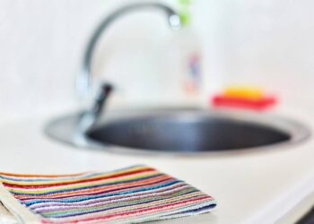 Pano de prato encardido nunca mais depois dessas 5 dicas de limpeza fáceis e úteis