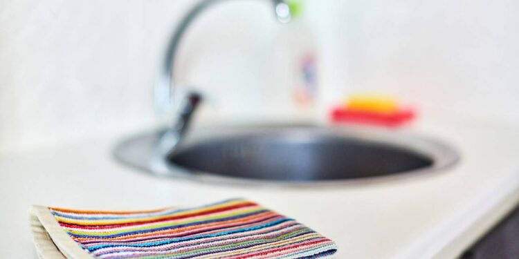 Pano de prato encardido nunca mais depois dessas 5 dicas de limpeza fáceis e úteis