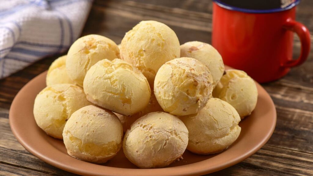 Prepare um pão de queijo na airfryer com apenas três ingredientes