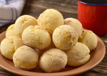 Receita crocante por fora e macio por dentro de pão de queijo na colher em 50 minutos