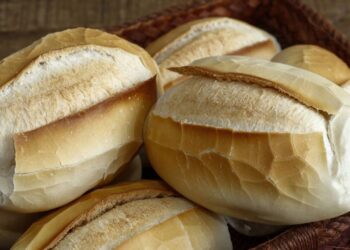 Como deixar o pão francês dormido  fresquinho de novo em apenas 1 minuto