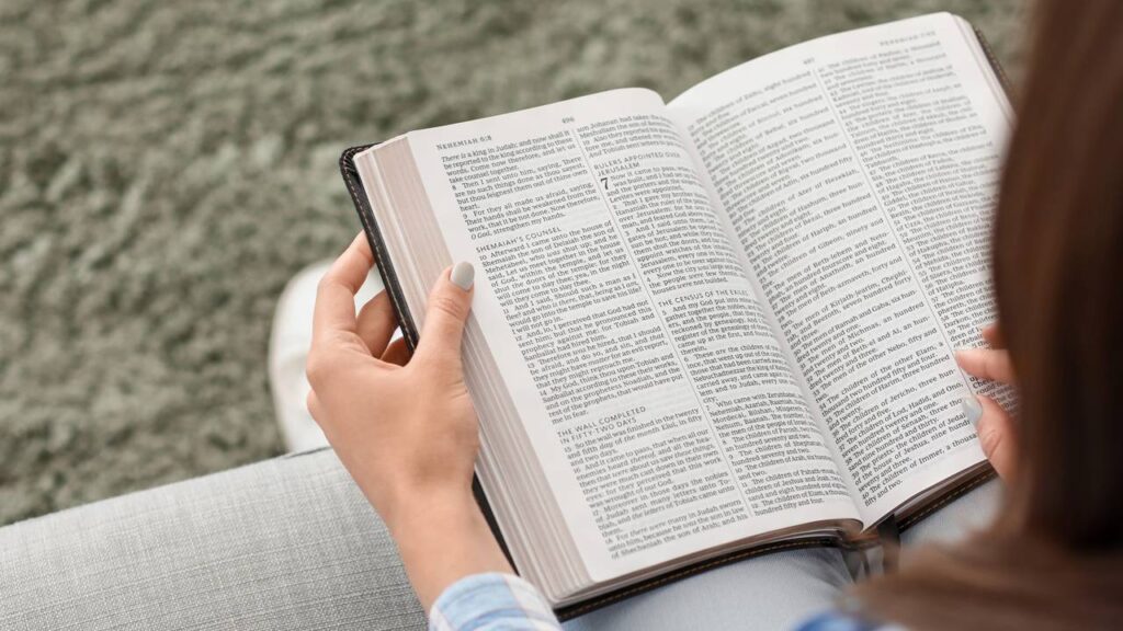 Passagens bíblicas que ajudam a manter a paz interior em momentos de crise