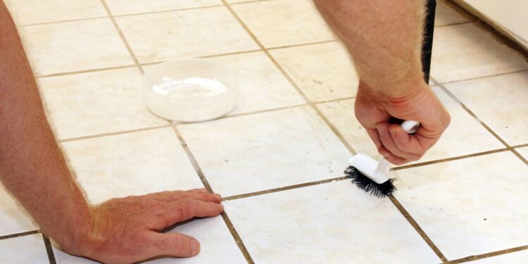 Nem cloro, nem vinagre: este truque vai tirar as manchas do rejunte do banheiro