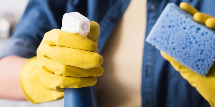 Dica para economizar na limpeza: como aproveitar melhor o  detergente