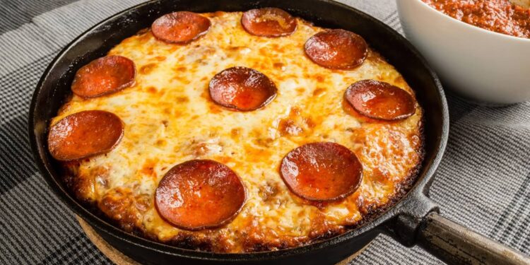 Pizza de frigideira fica pronta em 15 minutos e rivaliza com preparo no forno