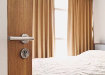 Deixar a porta aberta ao dormir pode melhorar o sono e bombeiros alertam riscos de não fechar