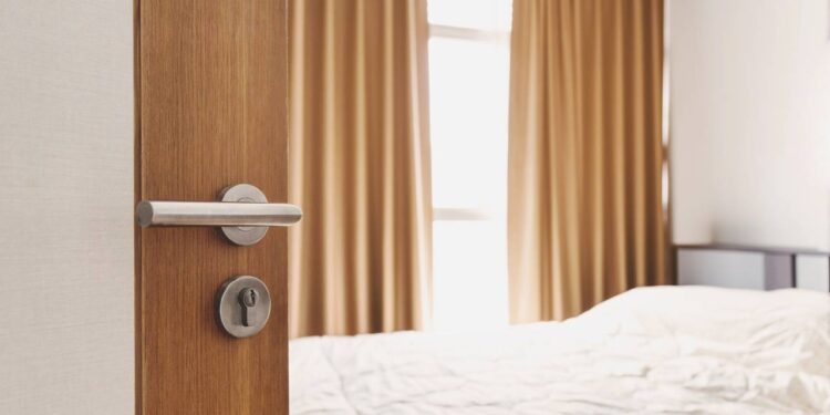 Deixar a porta aberta ao dormir pode melhorar o sono e bombeiros alertam riscos de não fechar