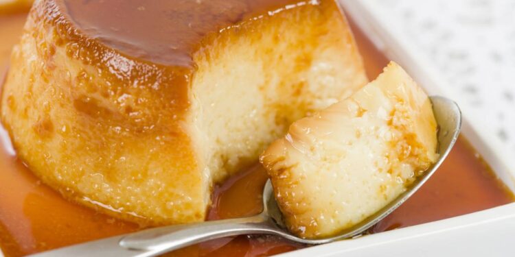 Aprenda a fazer um delicioso pudim de caneca que fica pronto em menos de 3 minutos no micro-ondas