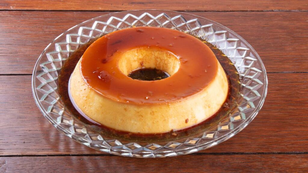 Nem ovo, nem creme de leite: aprenda a fazer esse pudim delicioso com apenas 3 ingredientes