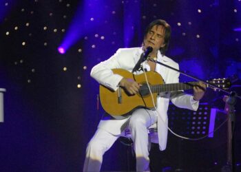 Show gratuito de Roberto Carlos em 26/12: o que já se sabe e como chegar nesse palco na orla