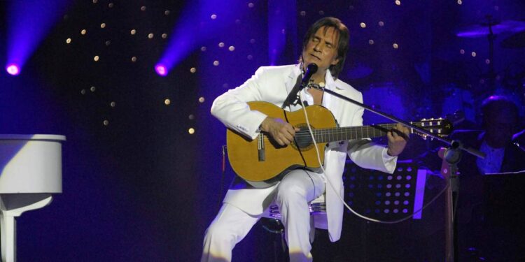 Show gratuito de Roberto Carlos em 26/12: o que já se sabe e como chegar nesse palco na orla