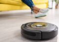 Robô aspirador com base autolimpante vira destaque nas casas que prezam por praticidade