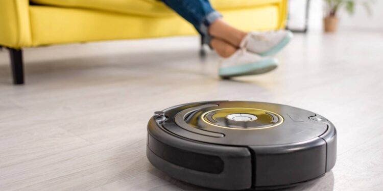 Robô aspirador com base autolimpante vira destaque nas casas que prezam por praticidade