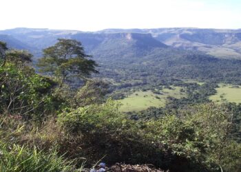 Cachoeiras cristalinas e piscinas naturais são a joia escondida no interior de SP