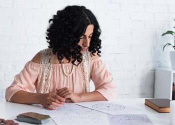 Como os elementos dos signos influenciam a atração de dinheiro após os 40 anos