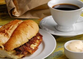 Receita de sanduíche de carne de sol com nata em casa com orientações de chef do Masterchef