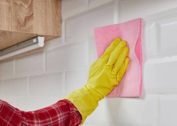 Nem alvejante, nem removedor: mistura básica que renova azulejos encardidos rapidamente