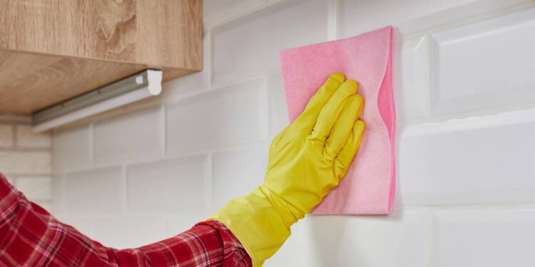 Nem alvejante, nem removedor: mistura básica que renova azulejos encardidos rapidamente