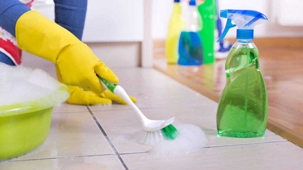 Nem alvejante, nem removedor: mistura básica que renova azulejos encardidos rapidamente