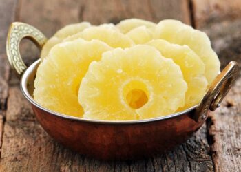 Para dormir melhor, você deve comer esta fruta rica em vitamina C no jantar