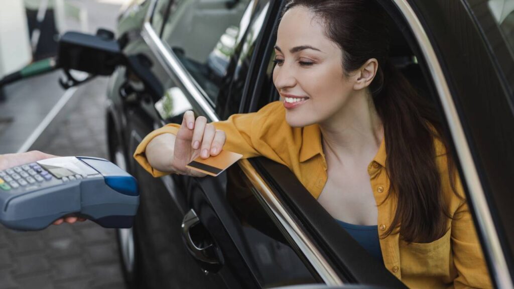 Motoristas podem ganhar R$ 50 mil abastecendo o carro, saiba como