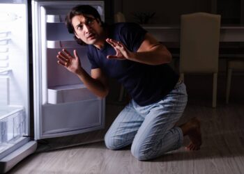 Por que a geladeira faz estalos à noite e quando isso é sinal de problema