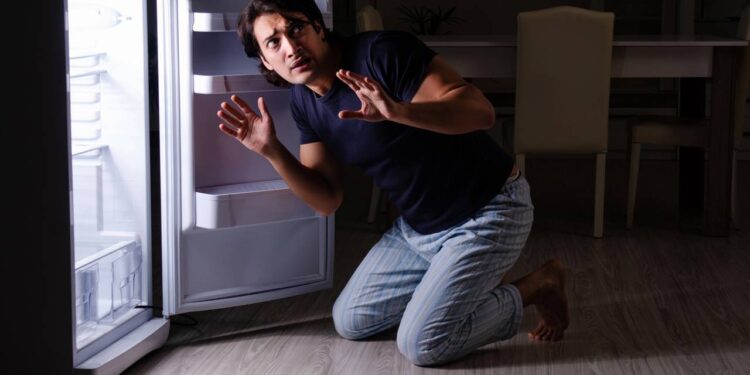 Por que a geladeira faz estalos à noite e quando isso é sinal de problema